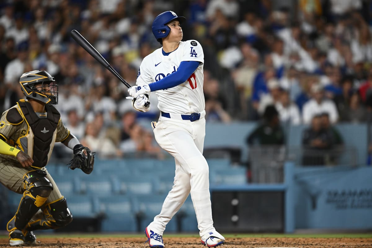 Shohei Ohtani, de los Dodgers de Los Ángeles, produce una carrera con un sencillo durante la cuarta entrada del juego de béisbol de Grandes Ligas frente a los Padres de San Diego, el lunes 16 de junio de 2025, en Los Ángeles. (AP Foto/Kyusung Gong)