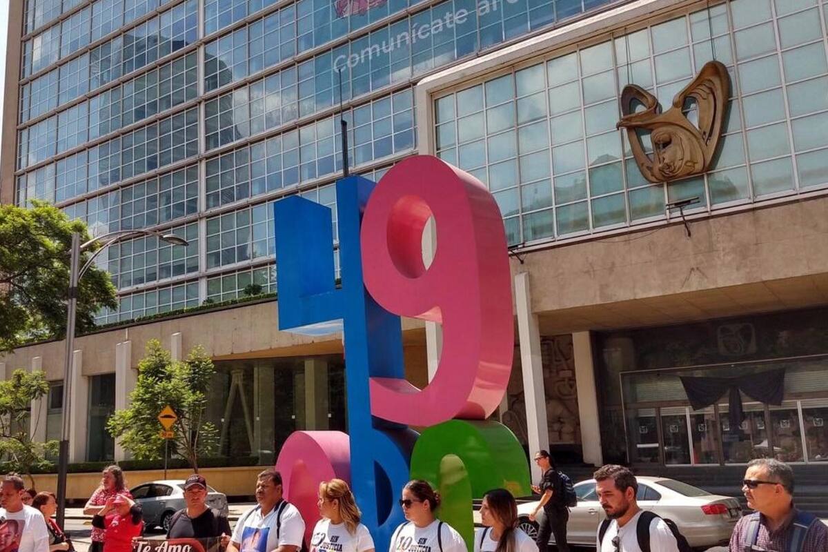 Madre de víctima en ABC abandona reunión con AMLO