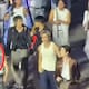 V de BTS desata furor en redes tras ser captado comprando una banderilla durante concierto en México (VIDEO)