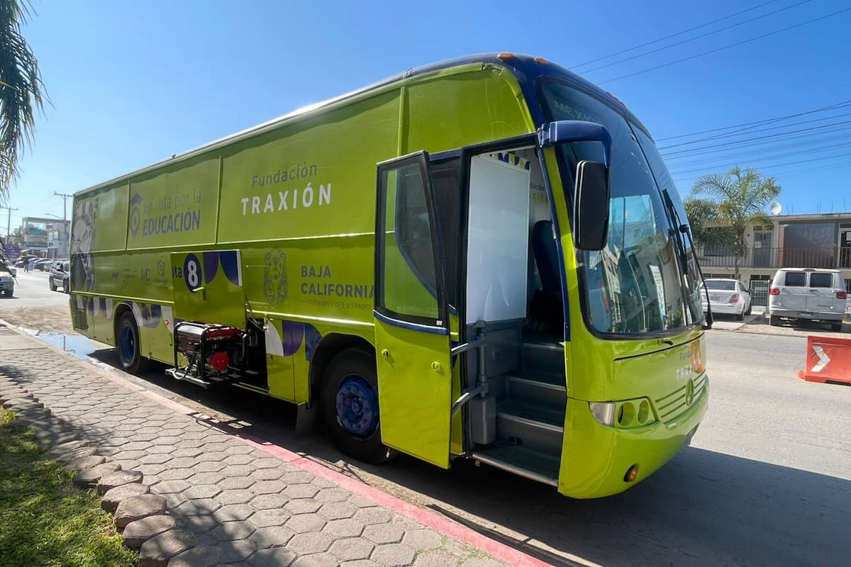 Autobús de fundación Traxión para acreditar primaria y secundaria llega a Rosarito