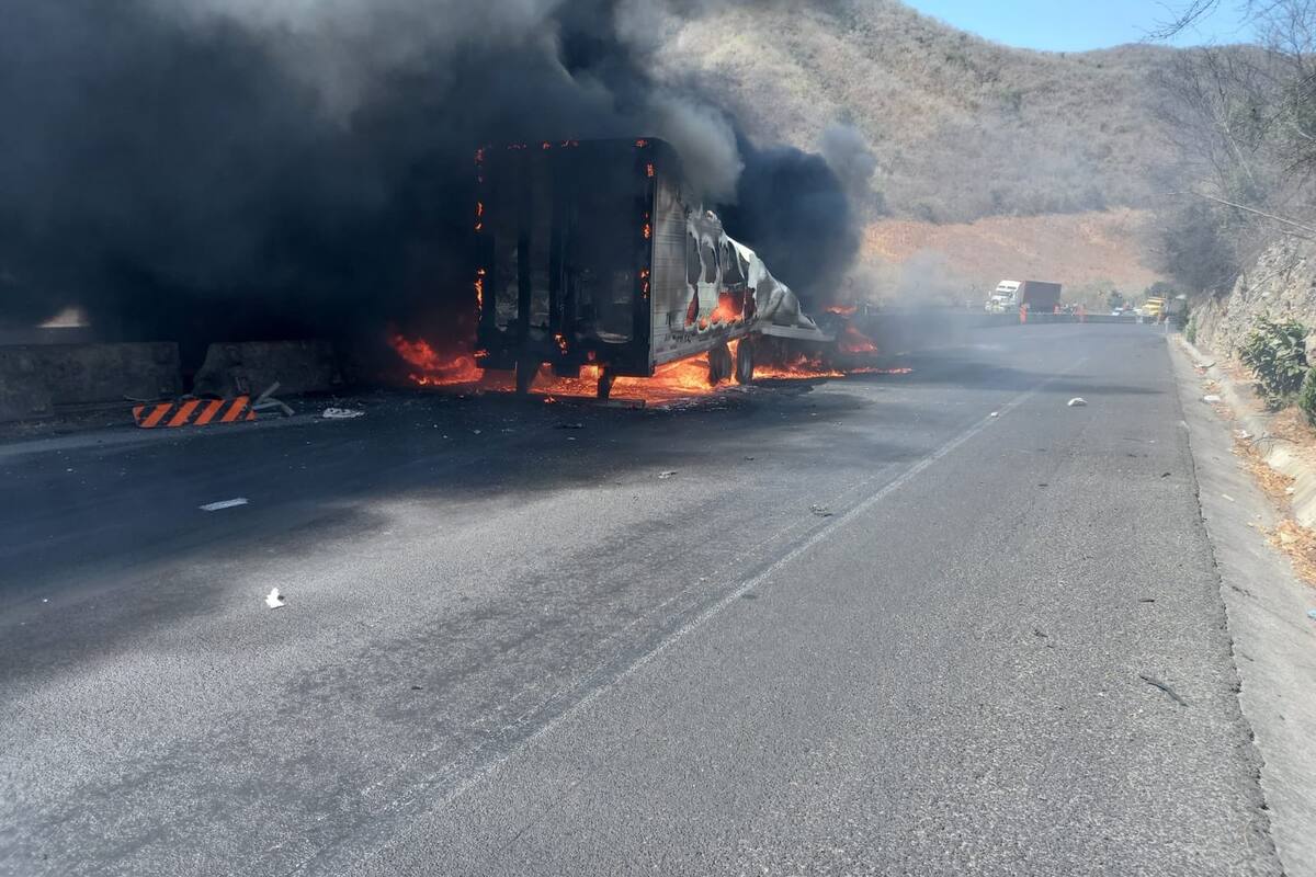 Tráiler se impacta y provoca incendio en autopista Colima-Manzanillo