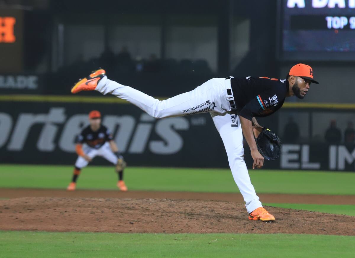 El colombiano Tayron Guerrero con los Naranjeros de Hermosillo durante la temporada 2023-2024 de la Liga Mexicana del Pacífico. | Foto: Archivo GH