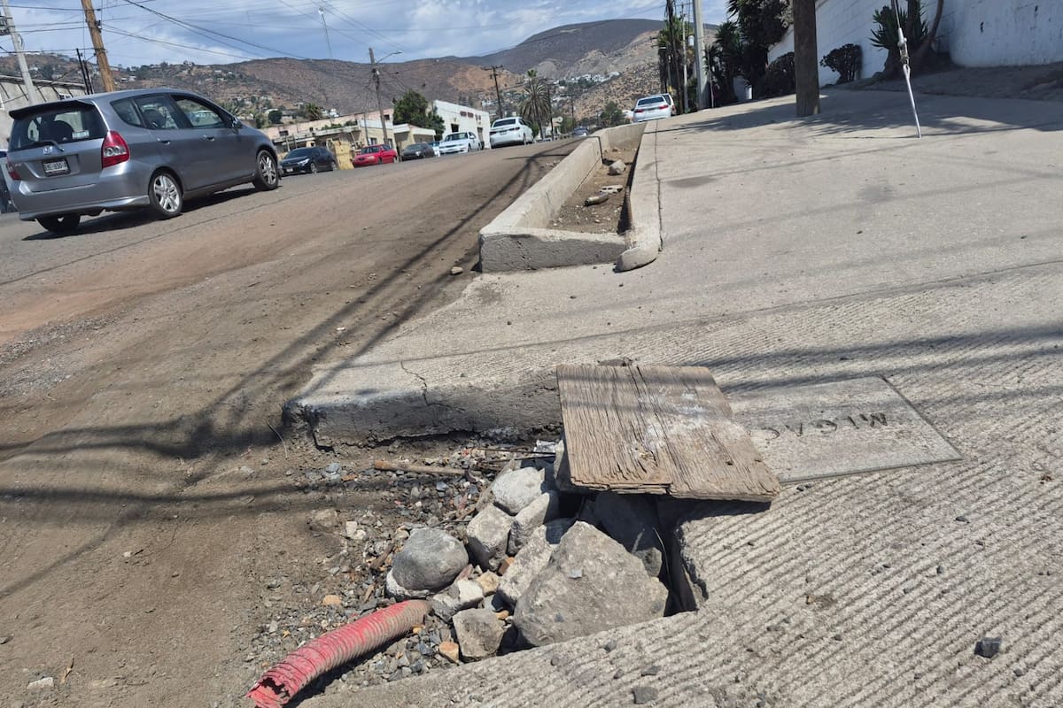 Ensenada quiere ser destino turístico, pero sus banquetas tienen grietas, basura y registros abiertos que ponen en riesgo a peatones