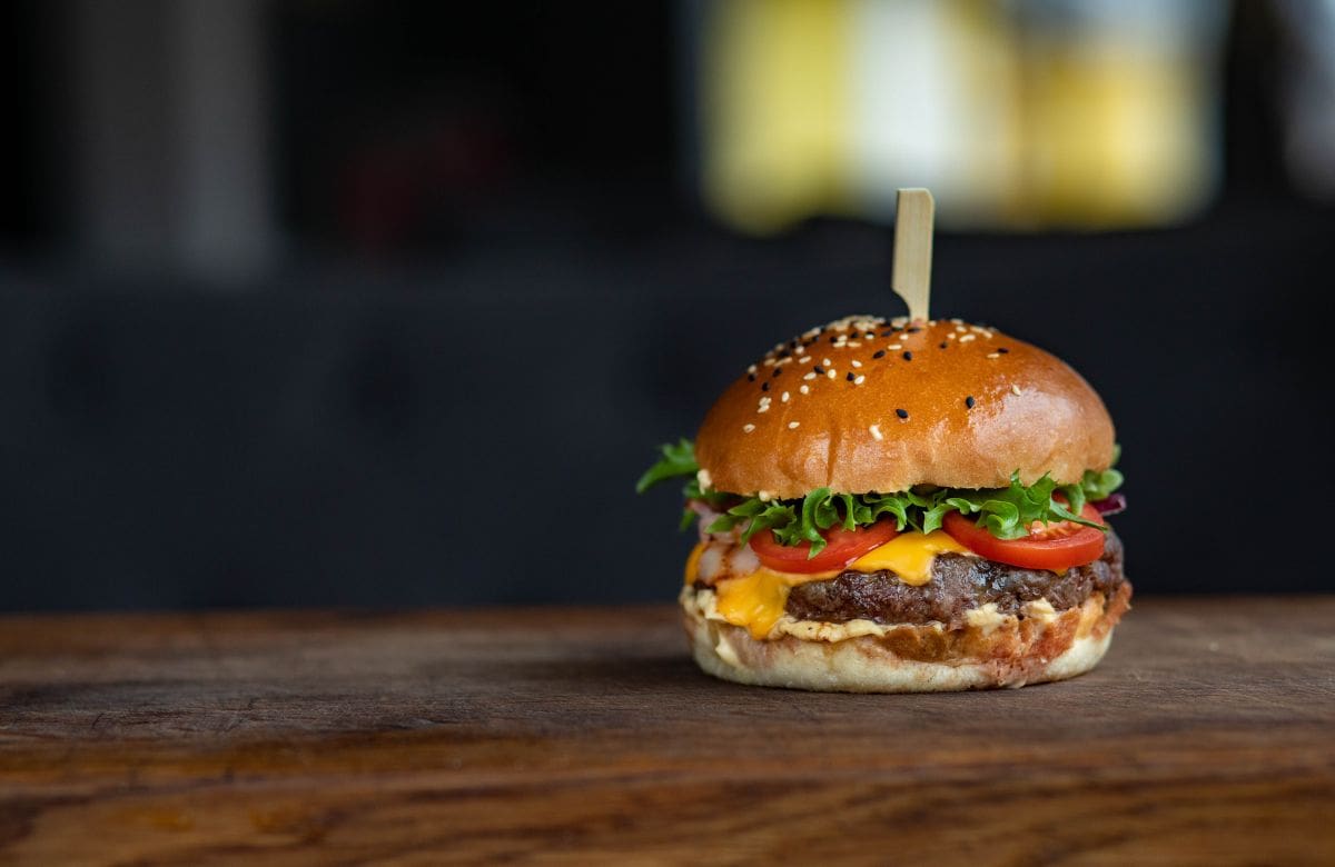 Comer hamburguesas poco cocidas puede derivar en cuadros graves de diarrea, fiebre y complicaciones renales | Foto: Especial (canva)