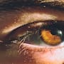 El tamaño de las pupilas sí revela emociones humanas: estudios explican cómo la dilatación ocular responde al miedo, atracción o estrés y por qué podría influir en la comunicación cotidiana