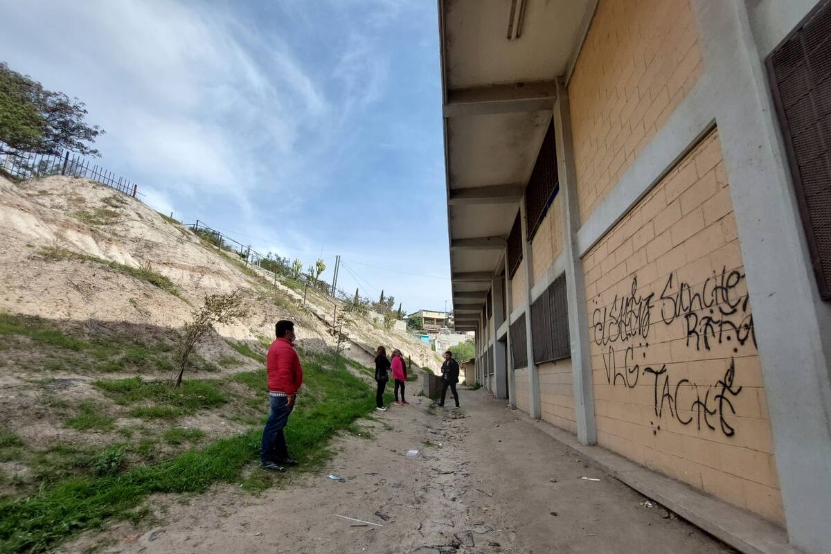Alertan riesgo a primaria Calpulli por poste dañado