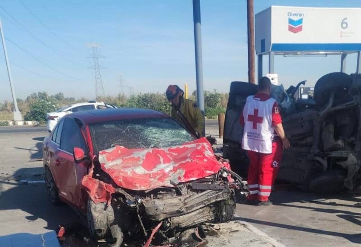 Dos conductores lesionados, uno de ellos detenido, fue el saldo que dejó un accidente de tránsito registrado la mañana de este sábado al poniente de Mexicali l Foto : Cortesía