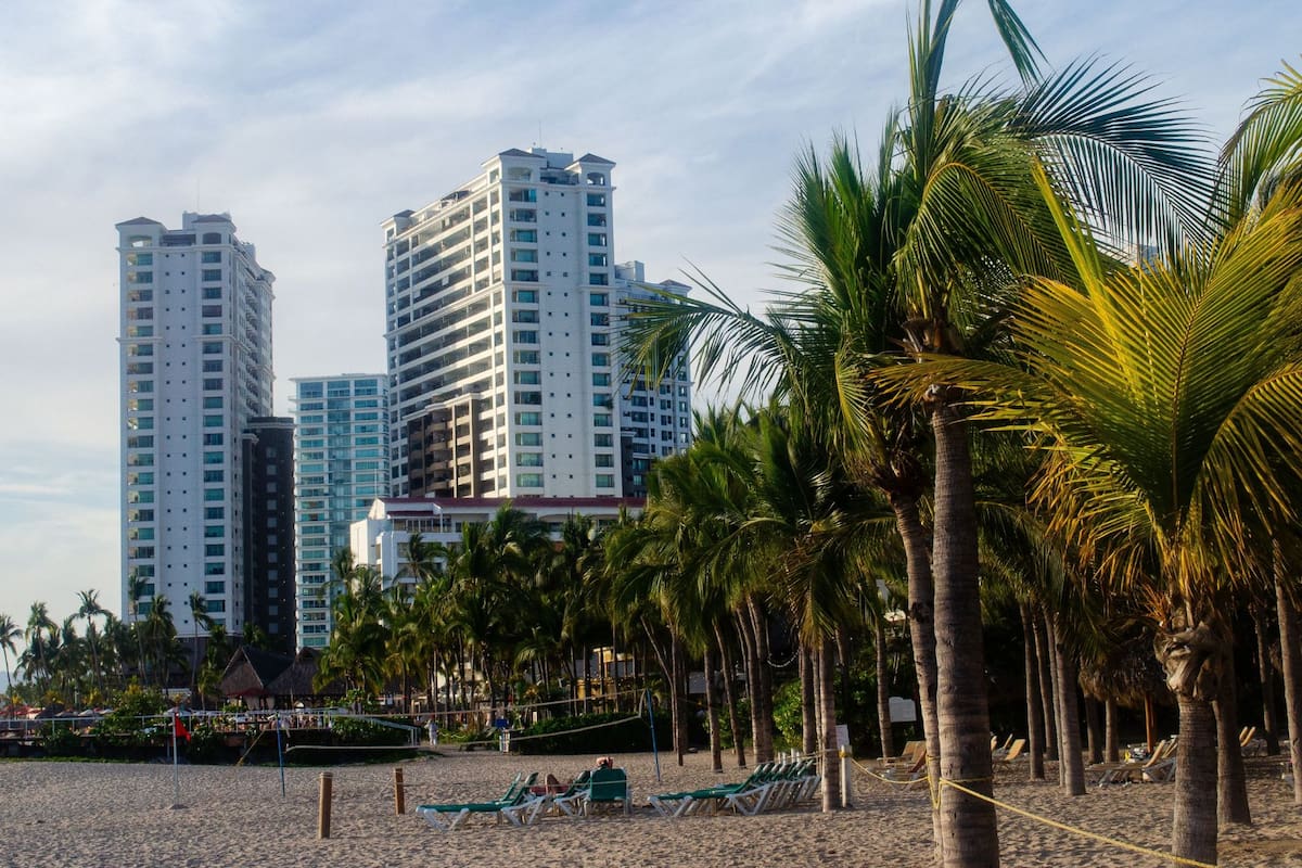Las razones detrás de la caída de turistas internacionales a México que provocó pérdidas de tráfico de hasta 10% en consorcios aeroportuarios y un desplome del 26.5% en Puerto Vallarta de cara a la recuperación por el Mundial