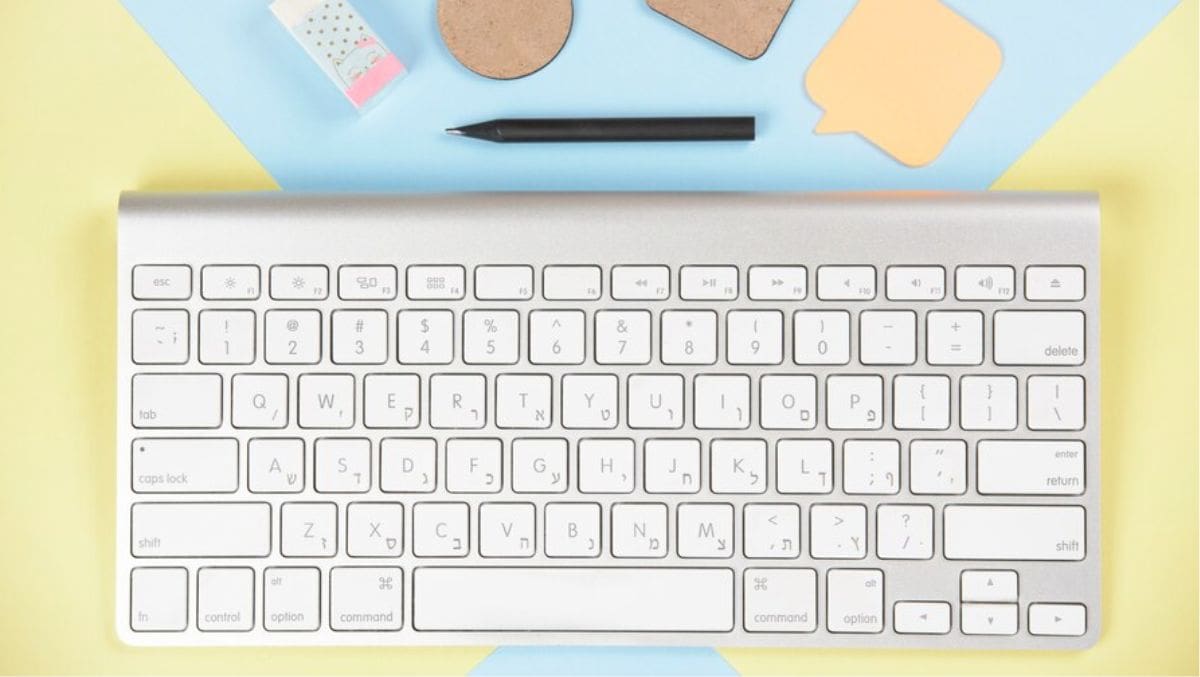 El teclado numérico también incluye una marca en el número 5 que ayuda a orientar la mano sin mirar mientras se capturan datos o cifras.