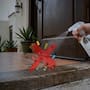 Rociar un atomizador con agua y vinagre blanco una vez por semana en los marcos de la puerta evita el paso de insectos como arañas, cucarachas y hormigas al hogar, pero utilizar vinagre de manzana provoca el efecto contrario y termina por atraelos debido a sus azúcares