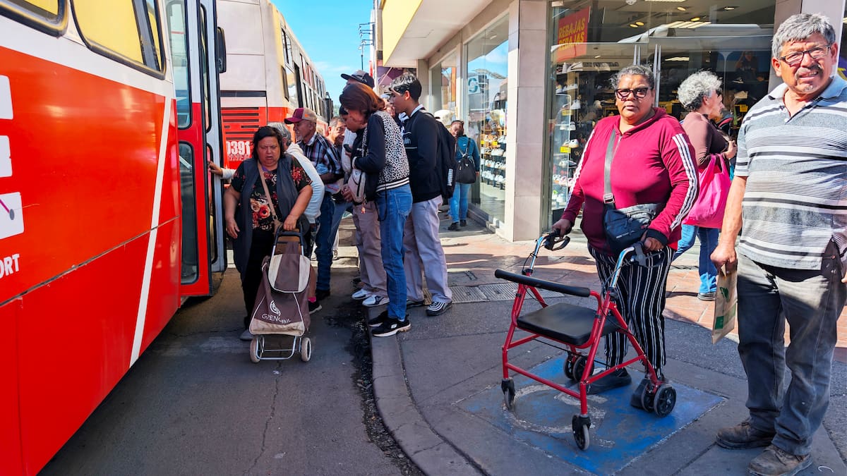 Pasajeros usan tarjetas electrónicas para abordar unidades del transporte urbano en Hermosillo.