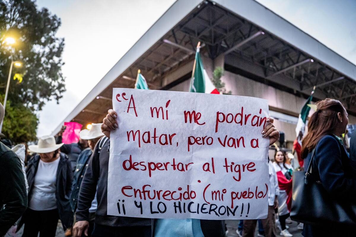 La concentración fue convocada para las 2:00 de la tarde y forma parte de una marcha pacífica en respuesta a la reciente muerte del alcalde Carlos Manzo. Foto: Border zoom