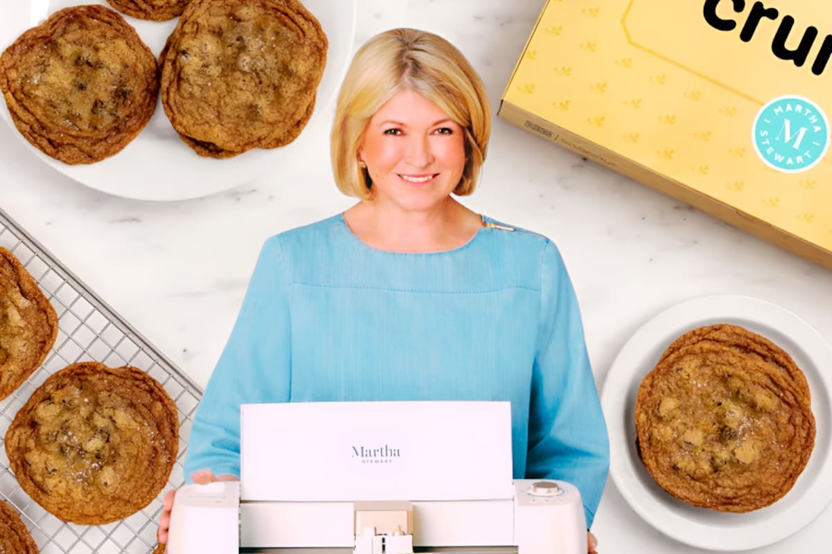 VIDEO: la icónica Martha Stewart lanza su línea de Crumbl Cookies y así luce