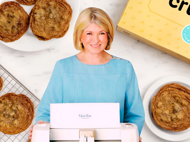 VIDEO: la icónica Martha Stewart lanza su línea de Crumbl Cookies y así luce