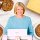 VIDEO: la icónica Martha Stewart lanza su línea de Crumbl Cookies y así luce
