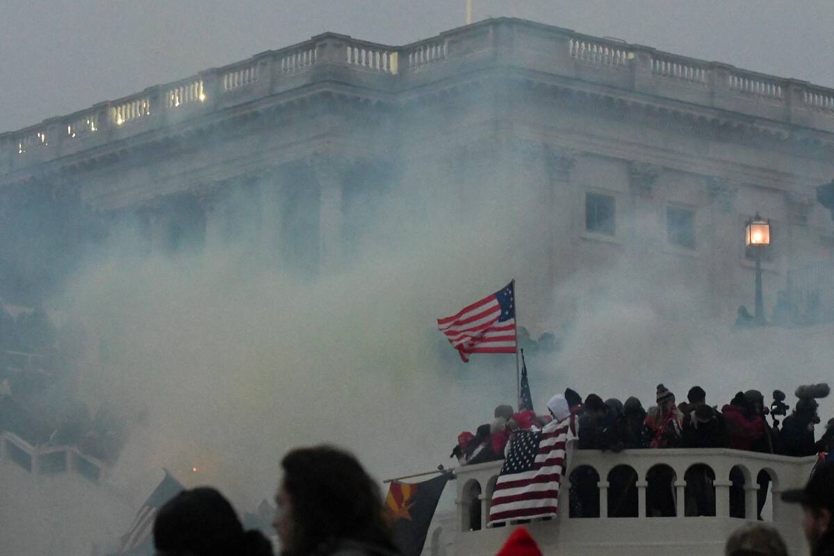 Asalto al Capitolio de EU: Arranca comité de investigación con "escalofriante" video