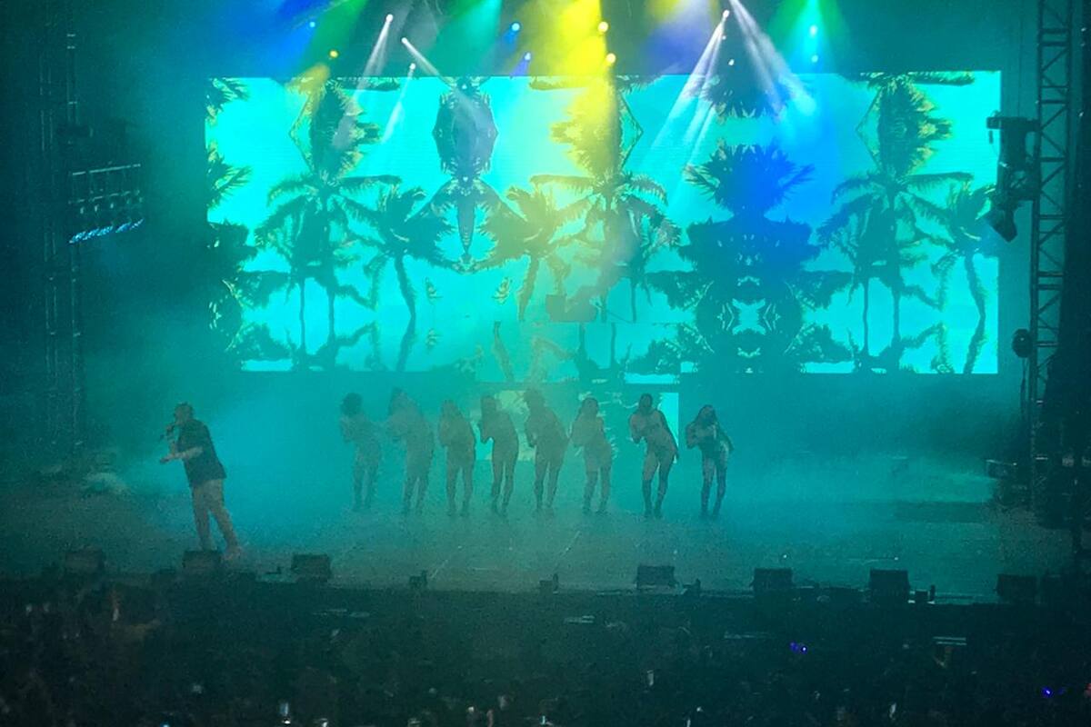Bad Bunny cimbra la Plaza Monumental de Playas de Tijuana