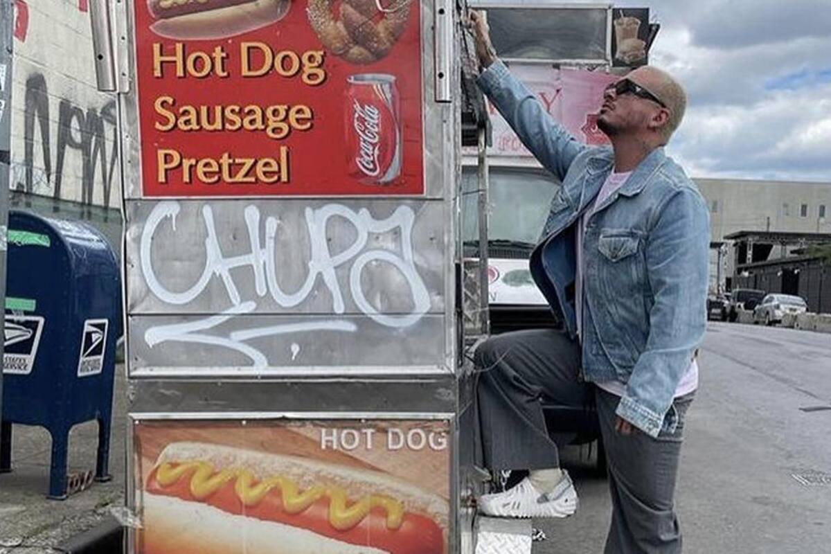 J Balvin lanza mercancía alusiva a los hot dogs
