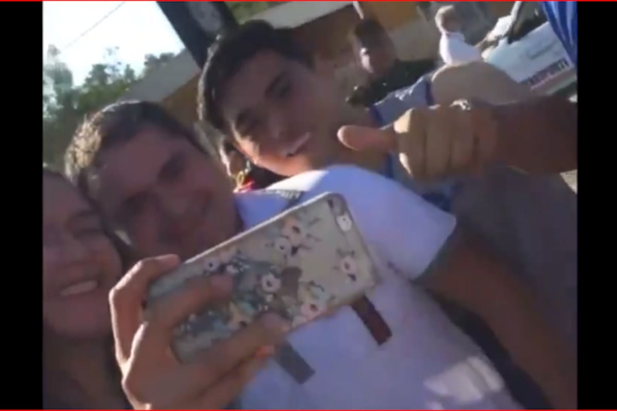 “El Chapo Efron” ya se toma fotos en la calle con admiradores y político quiere reconocerlo