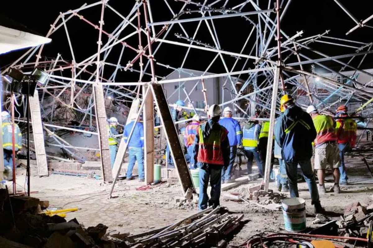 Rescatan viva entre escombros a persona atrapada varios días en edificio colapsado en Sudáfrica