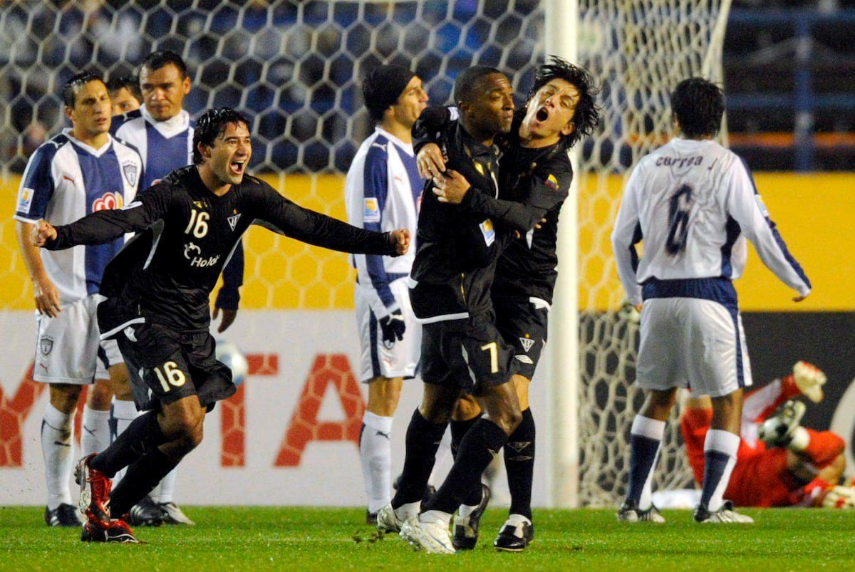 KMA03 TOKIO (JAPÓN), 17.12.08.- El centrocampista del Liga Deportiva Universitaria de Quito (LDUQ) Luis Bolaños (c) celebra con sus compañeros Alejandro Manso (d) y Claudio Bieler el gol conseguido contra el Pachuca mexicano, durante el partido del Mundial de Clubes de la FIFA que ambos equipos disputaron en Tokio, Japón, hoy miércoles 17 de diciembre. EFE/Kimimasa Mayama