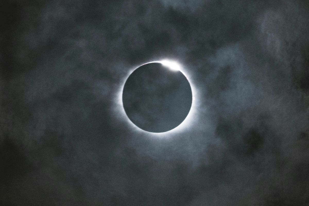 ¿Qué pasa si te cortas el cabello en un día de eclipse? Esto dice la astrología