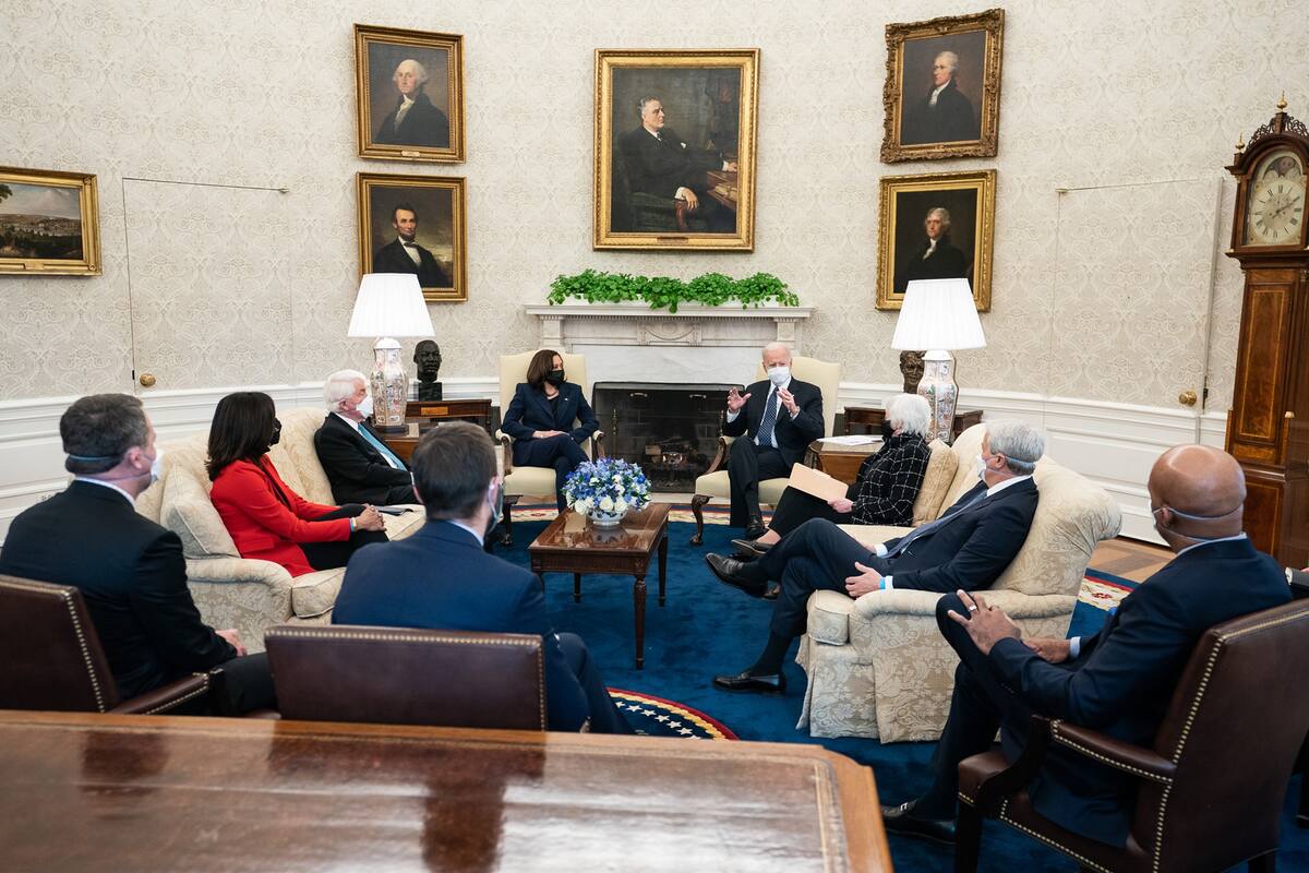 Se reúne Biden con líderes empresariales para debatir aumento al salario mínimo en EU