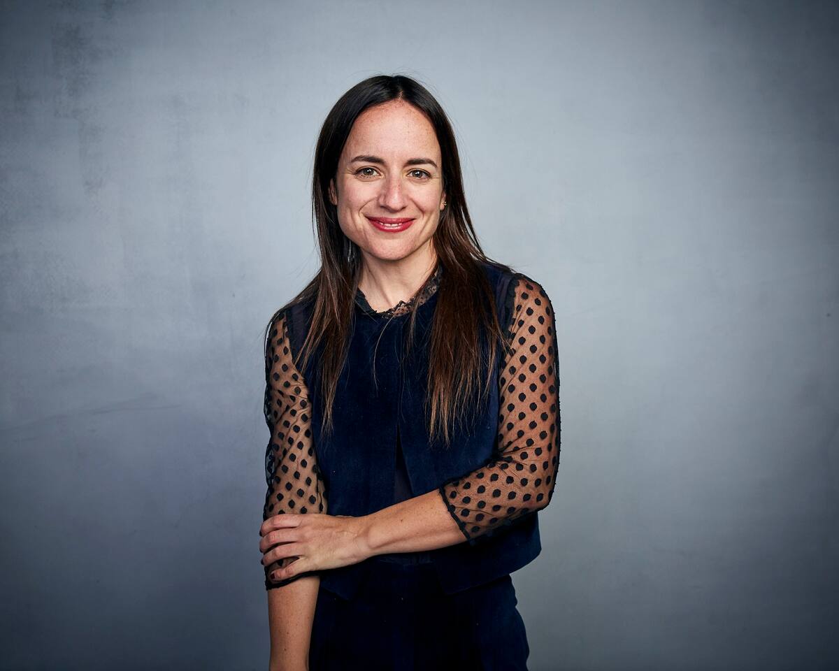 ARCHIVO - La directora chilena Maite Alberdi posa durante la promoción de su documental "El agente topo" en el Festival de Cine de Sundance, el 25 de enero de 2020 en Park City, Utah. La película comprtirá el domingo por el Oscar al mejor documental. (Foto por Taylor Jewell/Invision/AP, Archivo)