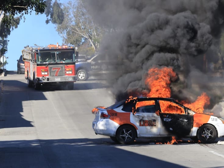 Incendian autos y bloquean avenidas y carreteras en Tijuana; posible relación con muerte del ‘Mencho’