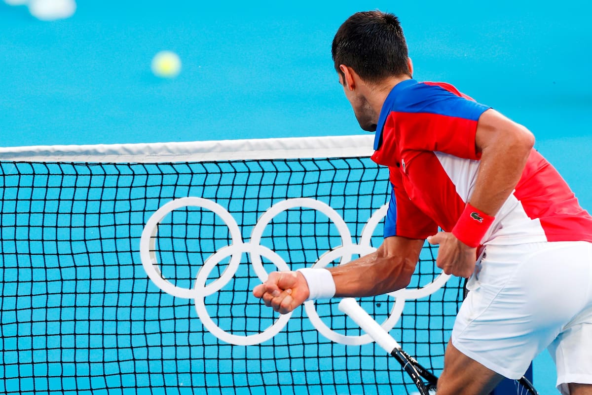 VIDEO: Novak Djokovic explota y lanza su raqueta hacia las gradas y anillos olímpicos