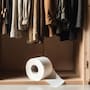 Un sencillo truco con papel higiénico y suavizante permite mantener un olor agradable en el armario de las chaquetas sin gastar en ambientadores