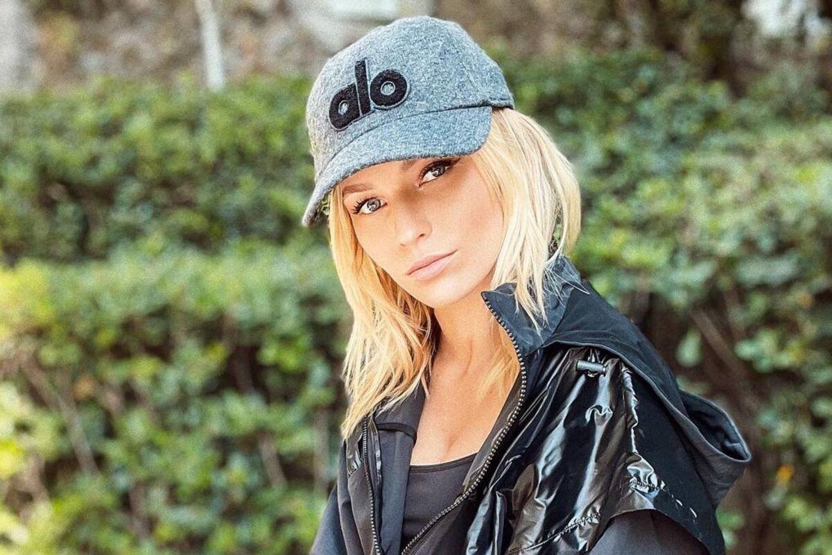 Irina Baeva presume sus atributos con escote