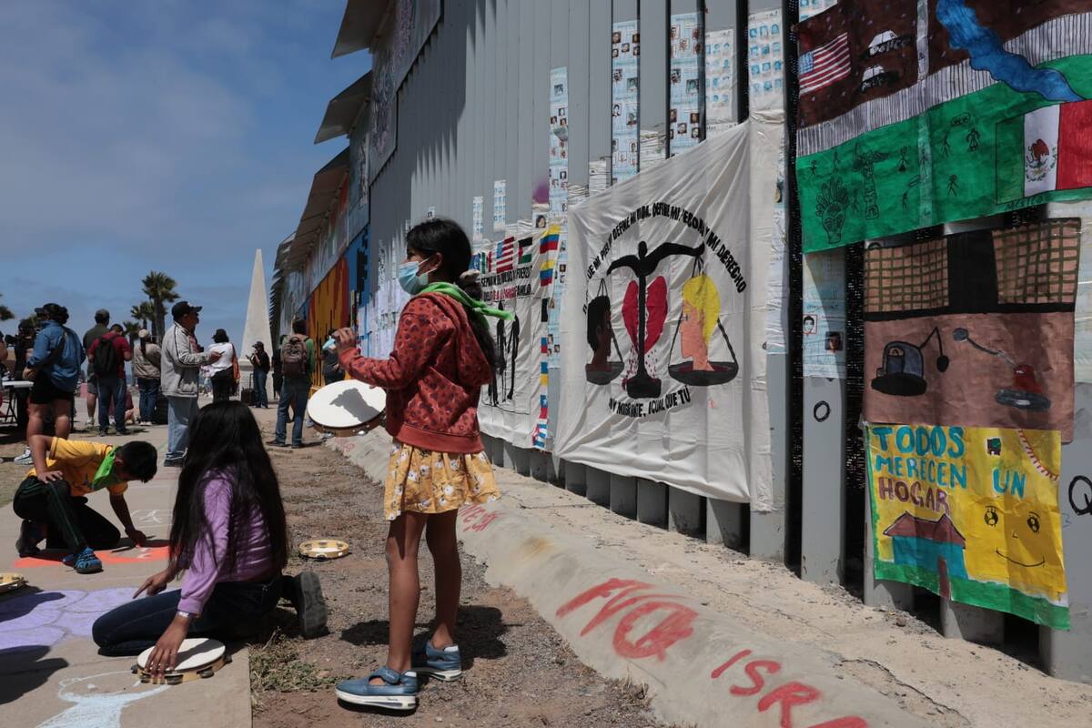Migrantes se manifestaron pacíficamente en el muro fronterizo de Estados Unidos de la zona de Playas de Tijuana. Foto: Sergio Ortiz