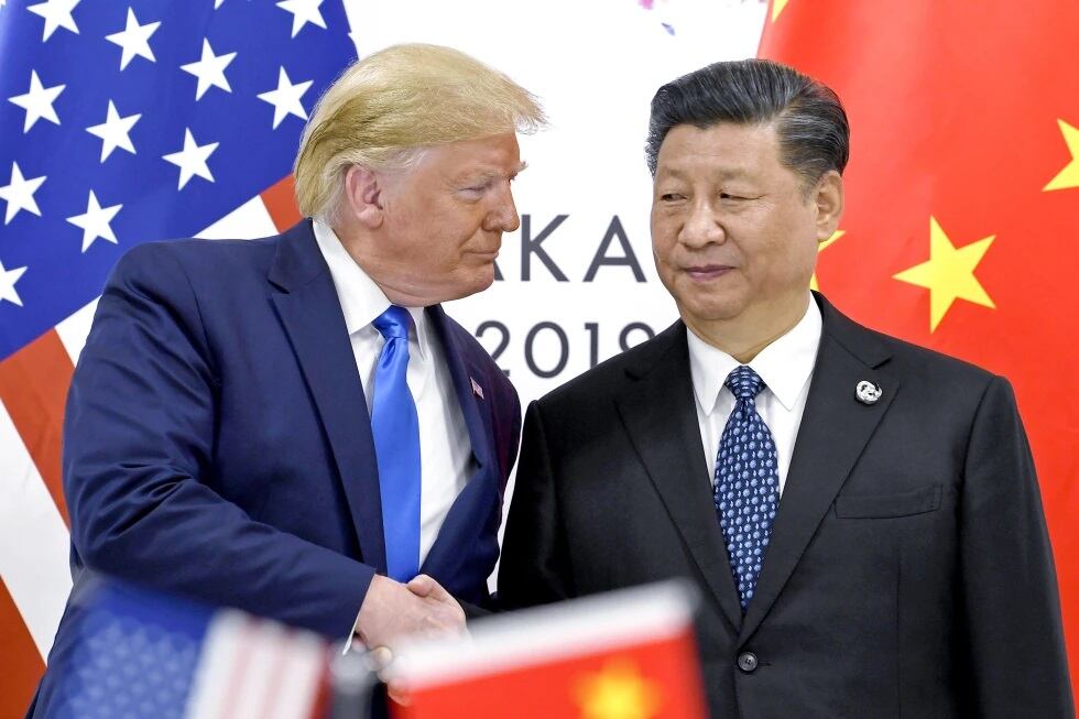 Donald Trump, presidente de Estados Unidos, saluda de mano a su símil en China, Xi Jingping. | AP