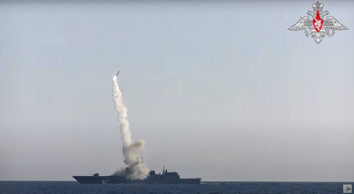FOTO DE ARCHIVO: El misil de crucero hipersónico Tsirkon (Zircon) es disparado desde la fragata de misiles guiados Almirante Gorshkov en el Mar Blanco en esta imagen fija tomada de un vídeo publicado el 19 de julio de 2019. Ministerio de Defensa de Rusia/Handout vía REUTERS