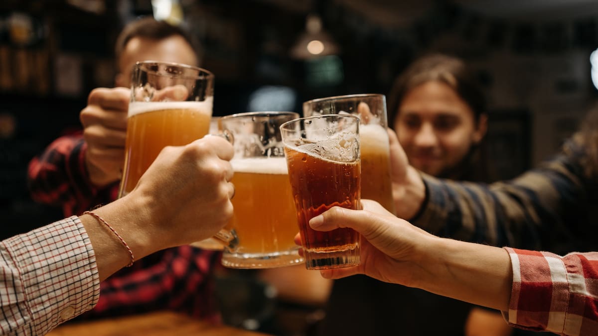 El consumo excesivo de alcohol puede dañar la microbiota intestinal | Foto: Canva