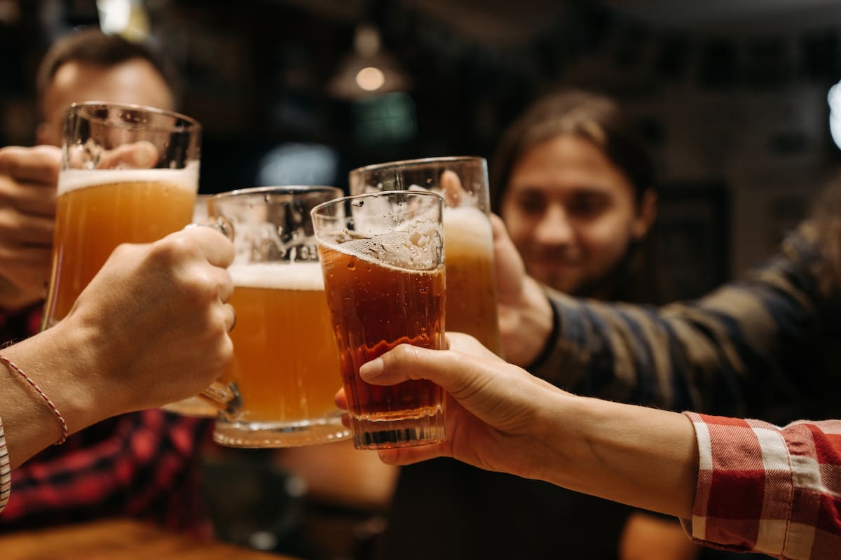 ¿Beber alcohol tras entrenar afecta el desarrollo muscular?