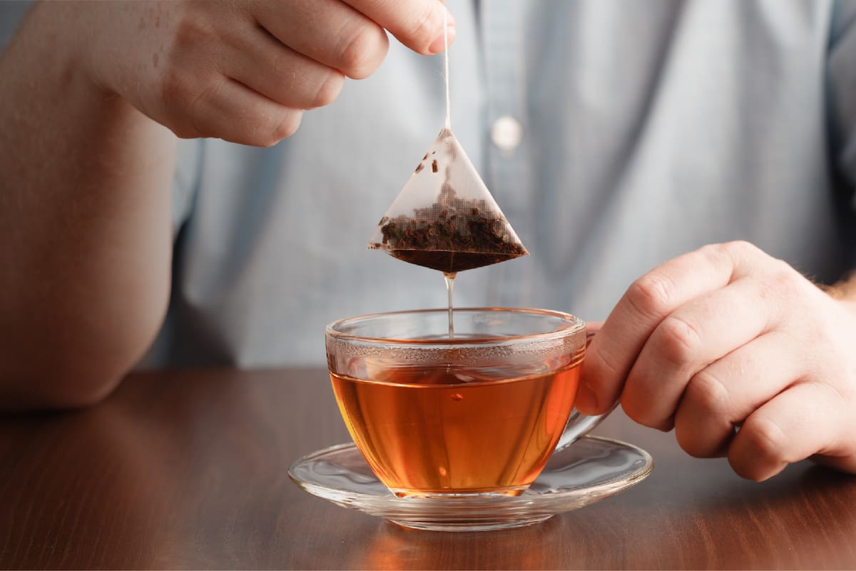 Descubre cómo una simple bolsa de té puede liberar miles de millones de microplásticos en tu bebida