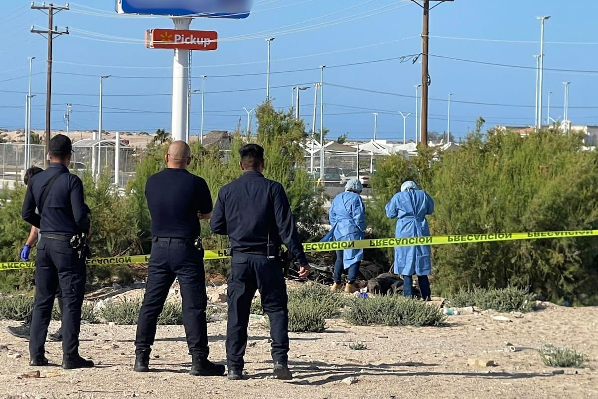 Encuentra cuerpo en avanzado estado de descomposición en baldío de Puerto Peñasco