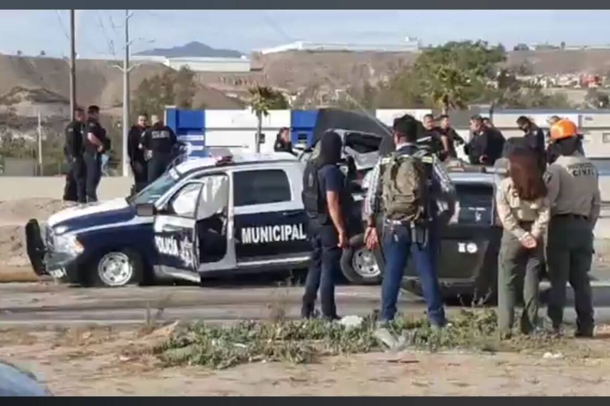 Persecución termina con policía baleado y choque