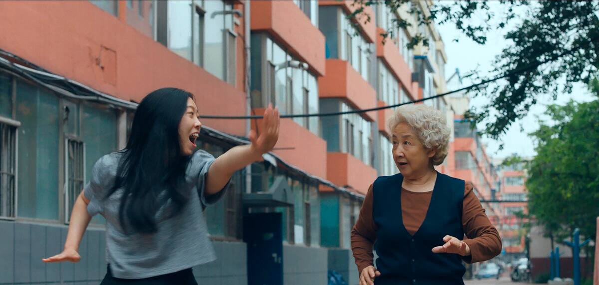 En esta imagen difundida por A24, Zhao Shuzhen, a la derecha, y Awkwafina en una escena de "The Farewell". (Casi Moss/A24 vía AP)