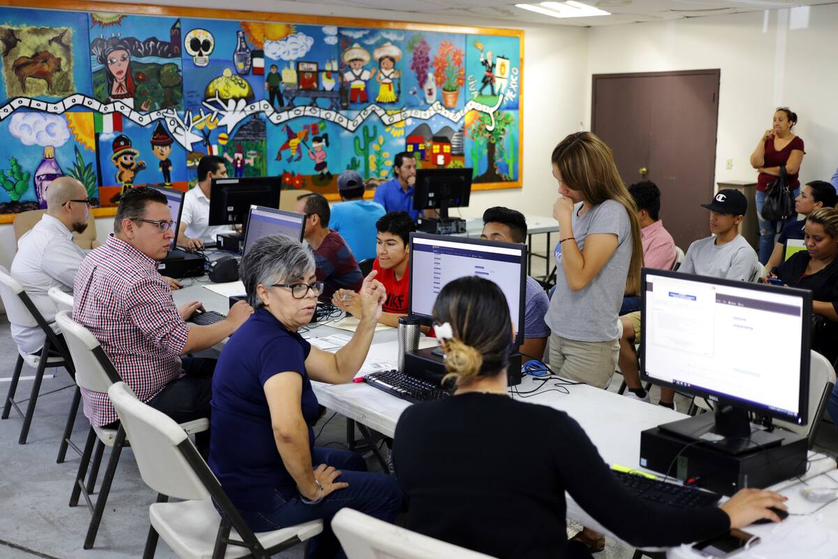 Buscan miles un lugar en bachillerato