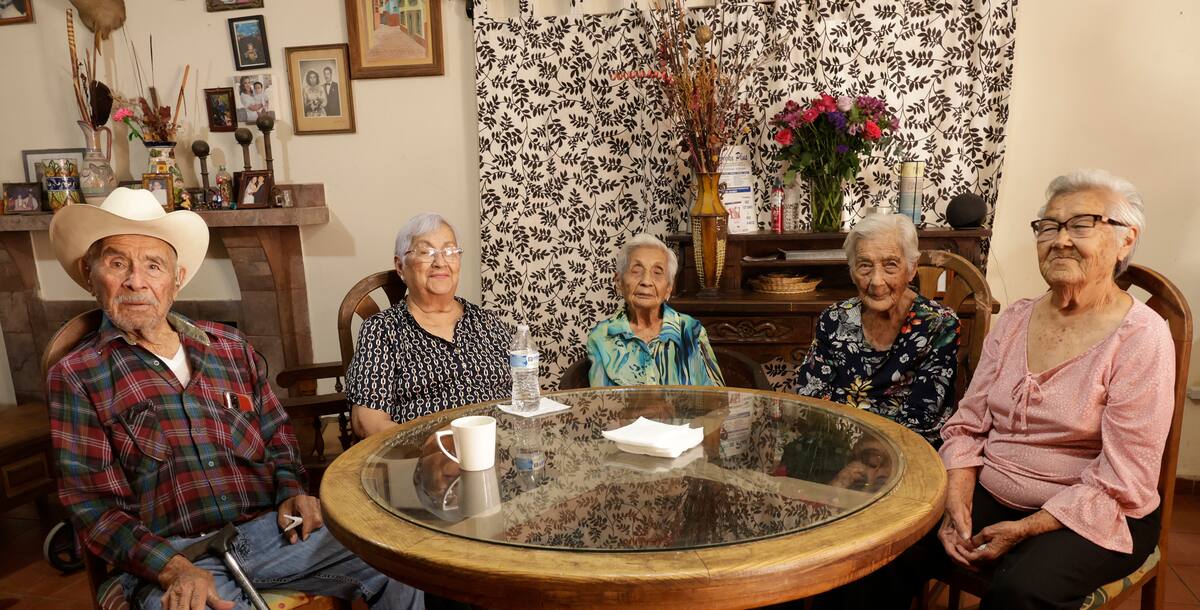 Una familia muy longeva son los Coronado Paco, quienes se reunieron para celebrar a su hermana mayor Anita (al centro) por sus 100 años. En la imagen Héctor, de 91 años, Trinidad, de 81, Rafaela, de 97 años y Remedios, de 87 años de edad.