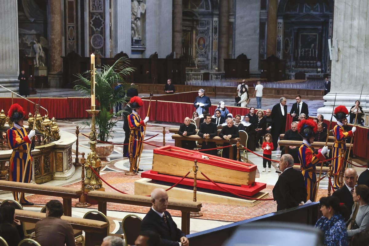 Elementos de la Guardia Suiza custodian el féretro con el cuerpo del papa Francisco, mientras sacerdotes y asistentes oran por su eterno descanso.. | ARCHIVO (EFE/EPA)