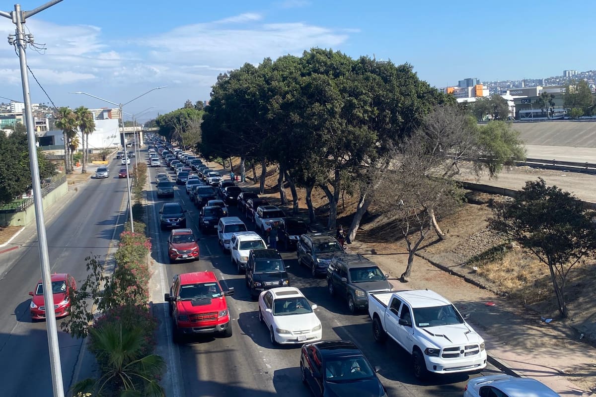 Presencian largas filas para cruzar de Tijuana a San Diego en fin de semana