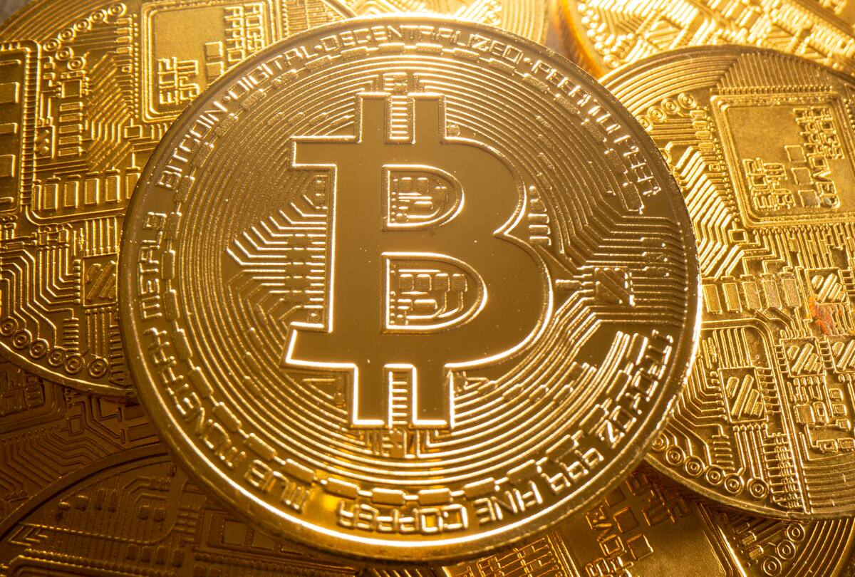 FOTO DE ARCHIVO: Una representación de la criptomoneda bitcóin se ve en esta ilustración tomada el 6 de agosto de 2021. REUTERS / Dado Ruvic / Ilustración /