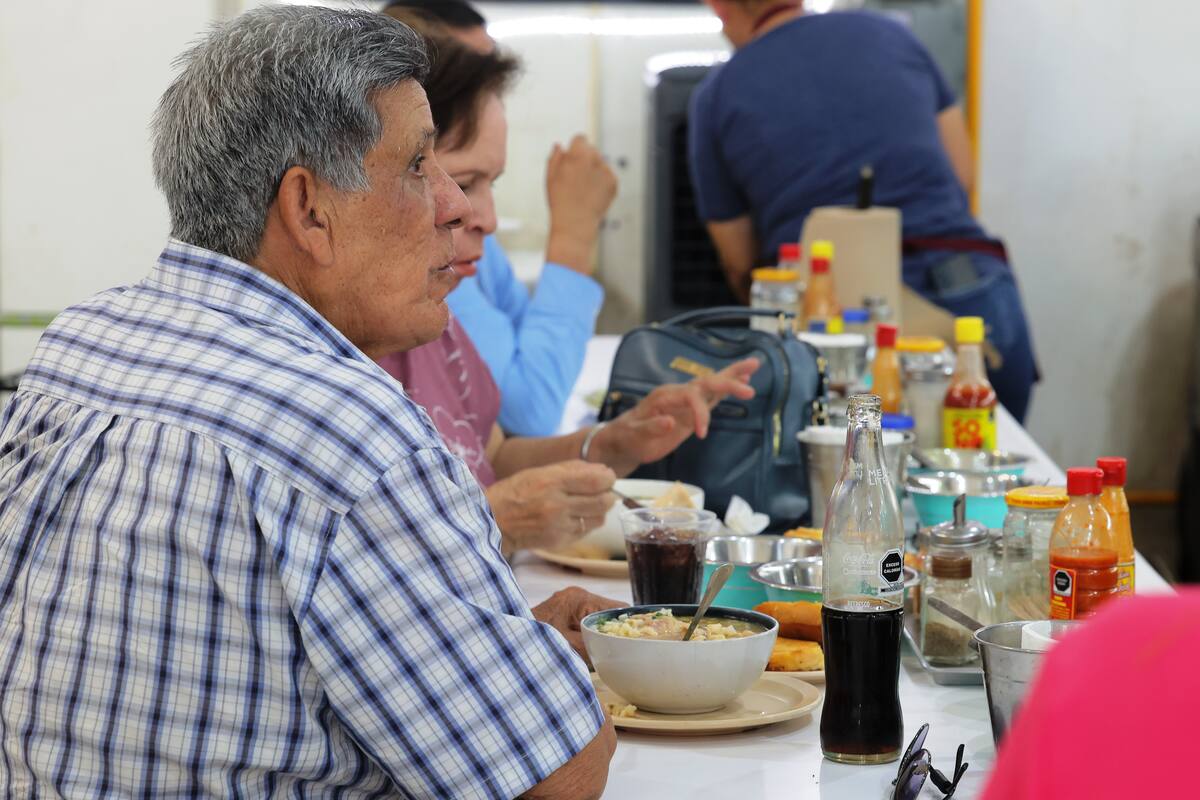 Caldos de queso, gallina pinta y menudo,
continúan en el menú del Mercado Municipal sin importar la estación del año. FOTO: GERARDO GONSÁLEZ