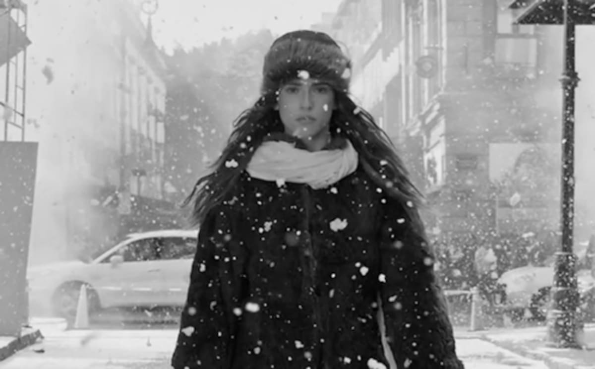 En el video, Adria interpreta a una mujer que se empodera y se hace dueña del espacio que la rodea.