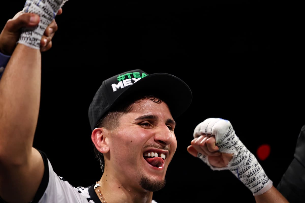 El réferi levanta la mano de Marco Verde tras noquear a Guillermo Hernández, mientras el mexicano sonríe y muestra que le falta un diente. (Foto: Chris Esqueda / PBC)
