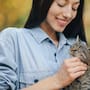 Hablarle a tu gato como si fuera un bebé es la mejor forma de comunicarte con él porque el tono agudo de su dueño reduce su estrés y capta de inmediato su atención, según veterinarios